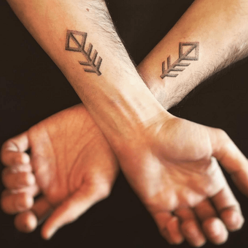 Tatouage viking poignets runes dotwork