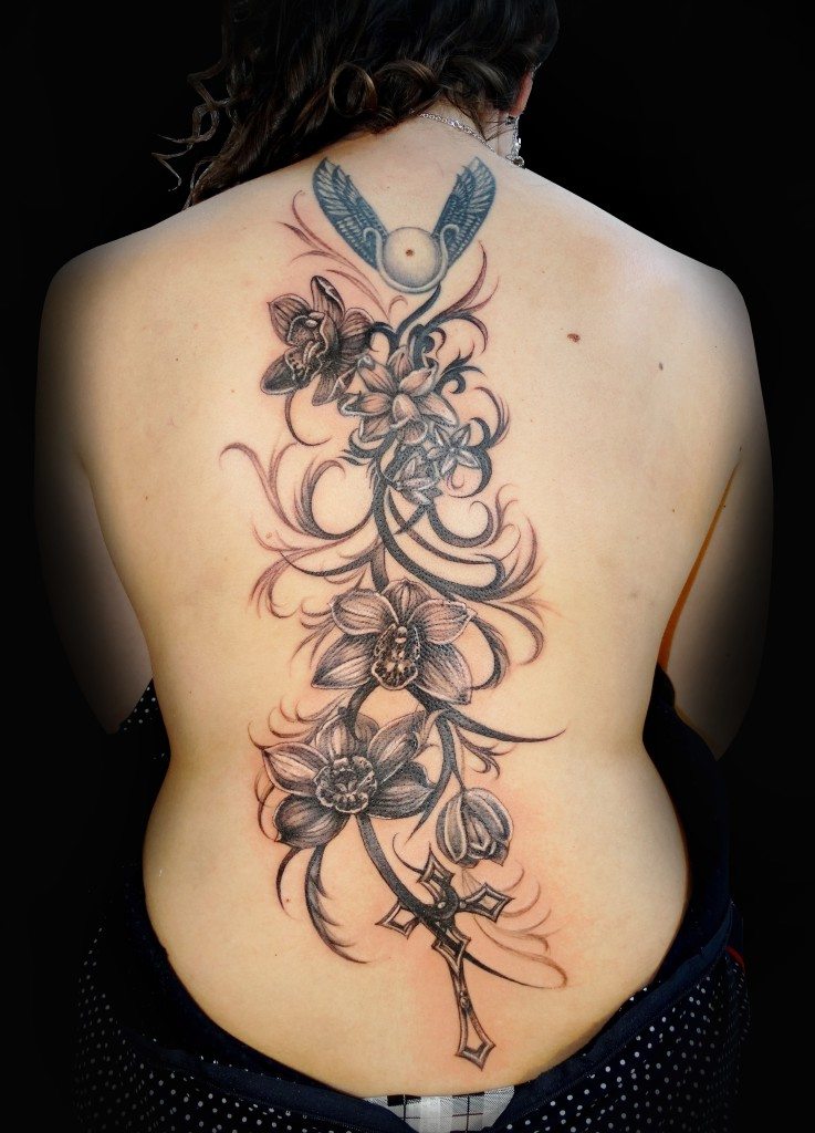 tatouage-arabesque-fleurs-croix-dos