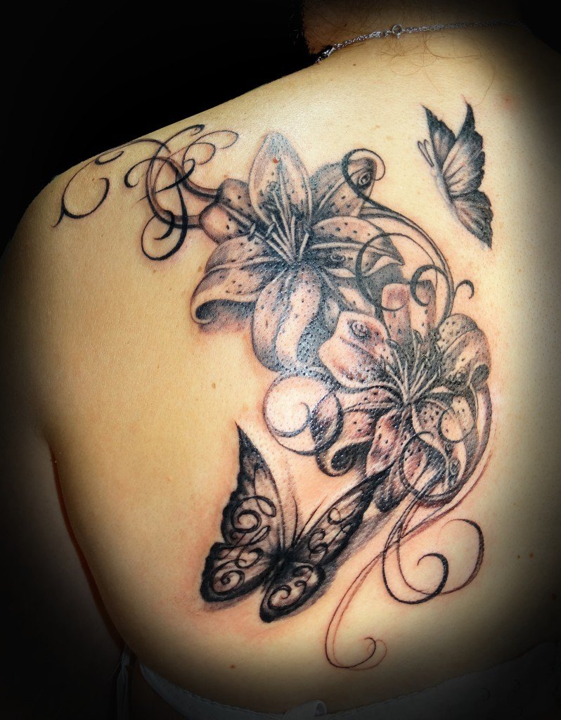 tatouage-arabesque-fleurs-papillons-lettrages-studio-eternal-ink