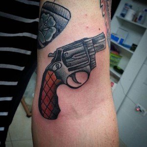 double tatouage pistolet