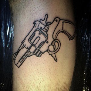 petit tatouage pistolet