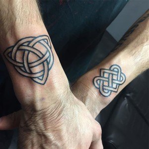 tatouage 2 mains celtique