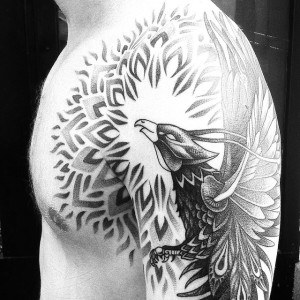 tatouage aigle ethnique