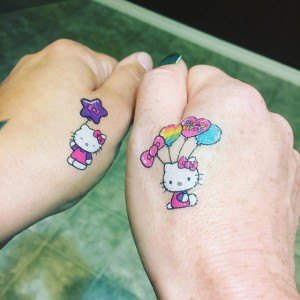 tatouage hello kitty amitié