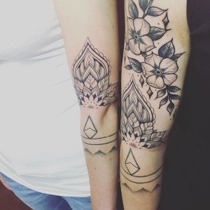 tatouage floral amitié