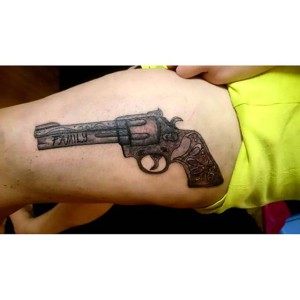 tatouage arme pistolet