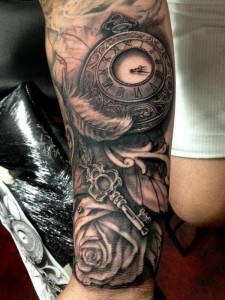 tatouage montre avant bras