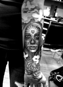 tatouage visage femme avant bras
