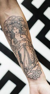 tatouage déesse avant bras