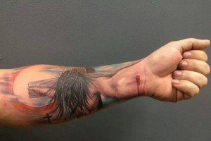 tatouage avant bras crucifix