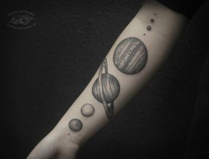 tatouage satellite avant bras