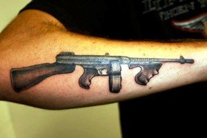 tatouage fusil avant bras