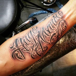 tatouage avant bras calligraphie
