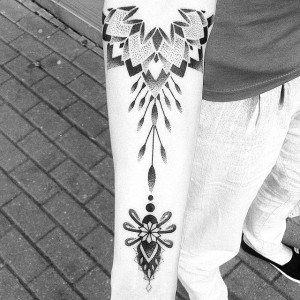 tatouage avant bras ethnique