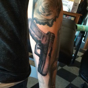 tatouage avant bras pistolet