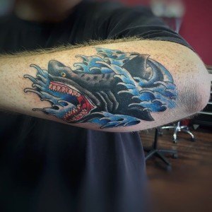 tatouage avant bras requin