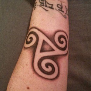 tatouage avant bras triskel