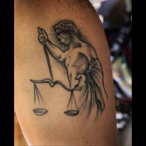 tatouage balance homme