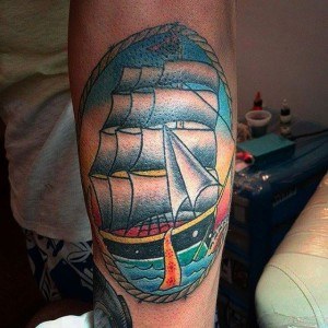 tatouage bateau coloré