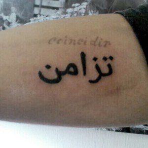 tatouage bras arabe