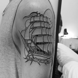 tatouage bras bateau