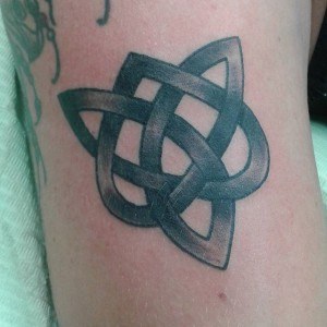 tatouage bras celtique