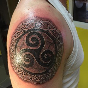 tatouage bras droit celtique