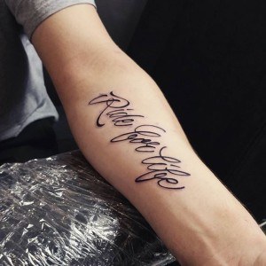 tatouage calligraphie fine