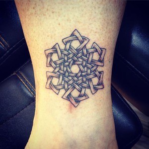 tatouage cheville celtique