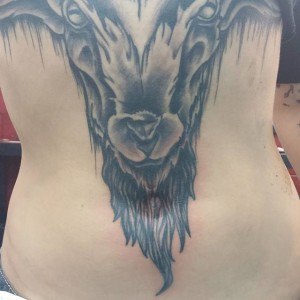 tatouage chèvre nombril