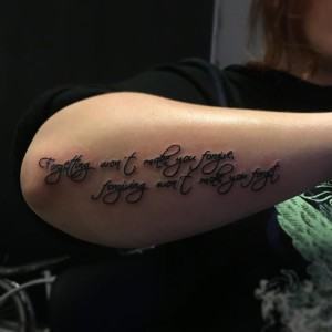 Tatouage avant bras arrière citation