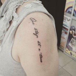 Tatouage épaule citation