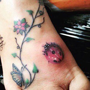 tatouage coccinelle fleur