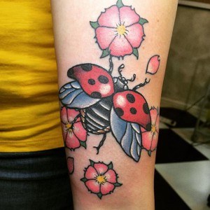 tatouage coccinelle fleurs