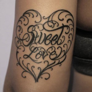 tatouage coeur calligraphie