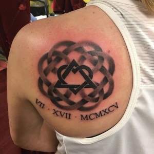 tatouage coeur et triangle celtique