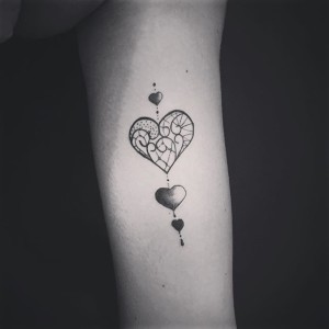 tatouage coeur fin