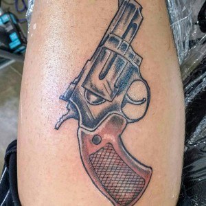 tatouage colt pistolet