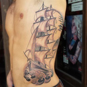tatouage cote bateau