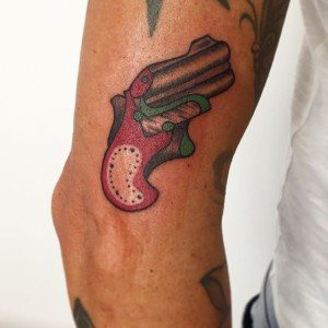 tatouage couleur pistolet