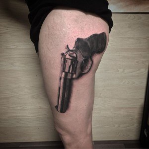 tatouage cuisse pistolet