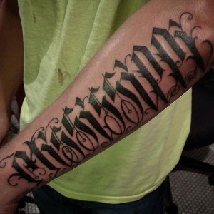 tatouage derriere avant bras acalligraphie