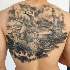 tatouage dos bateau
