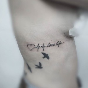 tatouage coeur écriture