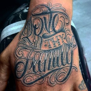 tatouage main écriture