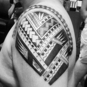tatouage épaule ethnique