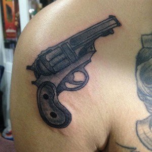 tatouage épaule pistolet