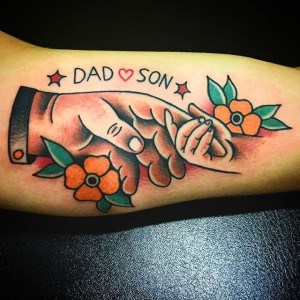tatouage main famille