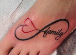 tatouage pieds famille