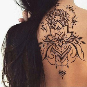 tatouage femme ethnique